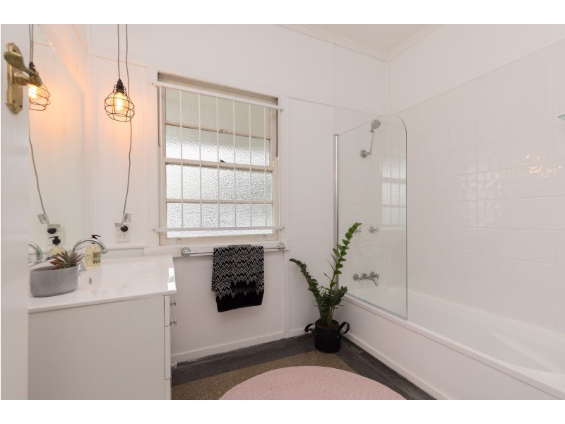 27 Blaxland Street, Milton QLD 4064