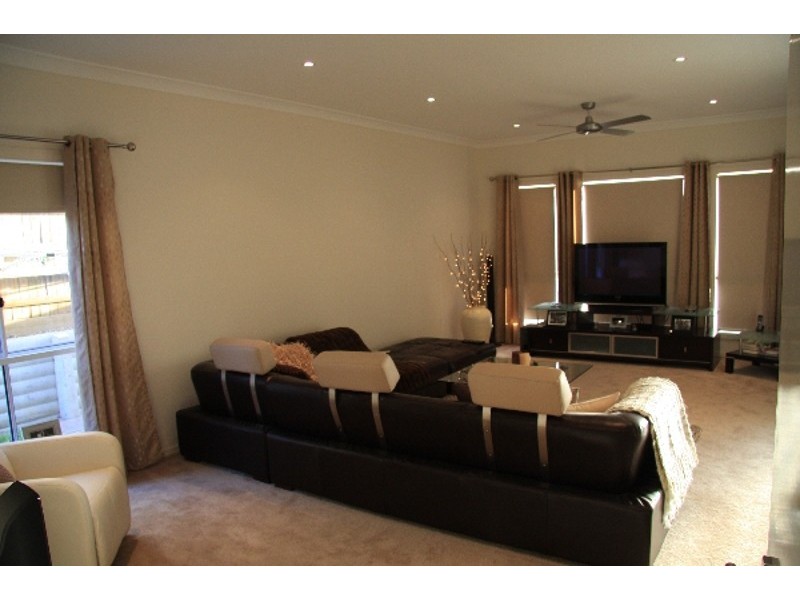 26 Hillview Cres, Little Mountain QLD 4551