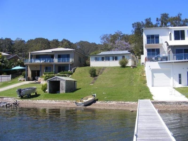 69 Coal Point Rd, Coal Point NSW 2283