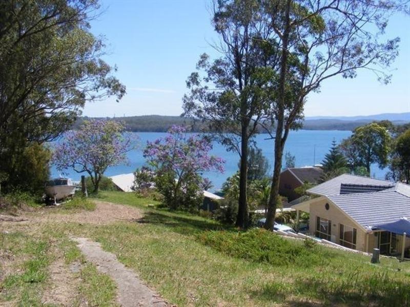 69 Coal Point Rd, Coal Point NSW 2283