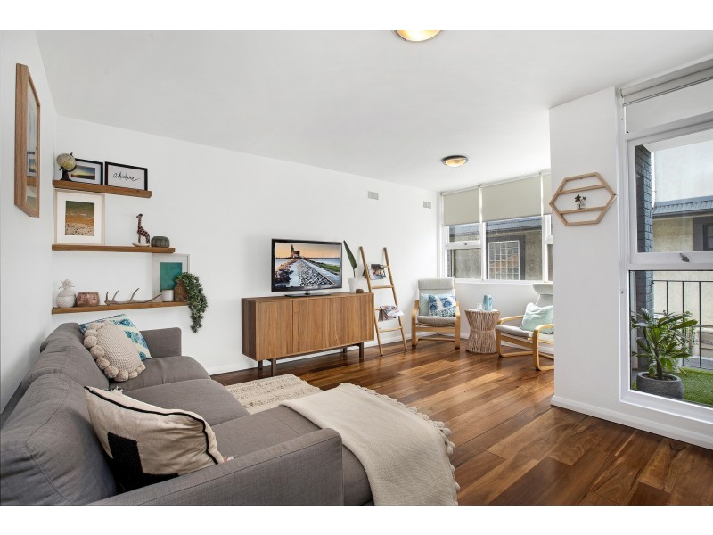 2/83 Carrington Parade, Curl Curl NSW 2096