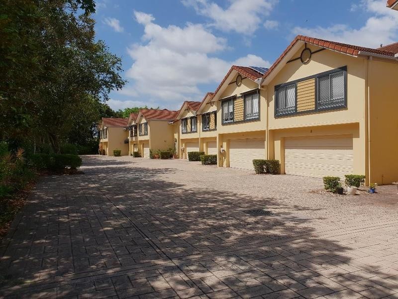 10 Fonthac/125 Santa Cruz Boulevard, Clear Island Waters QLD 4226