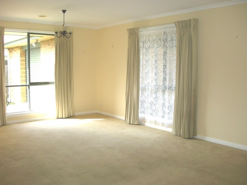 28 Oakwood Crescent, Waurn Ponds VIC 3216