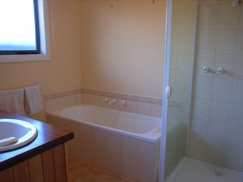 28 Oakwood Crescent, Waurn Ponds VIC 3216