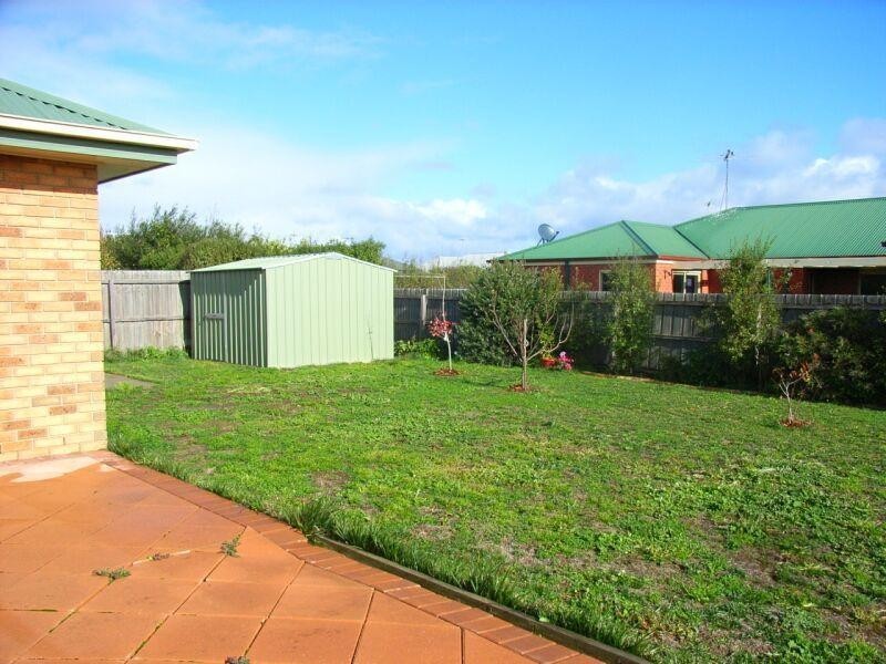 28 Oakwood Crescent, Waurn Ponds VIC 3216