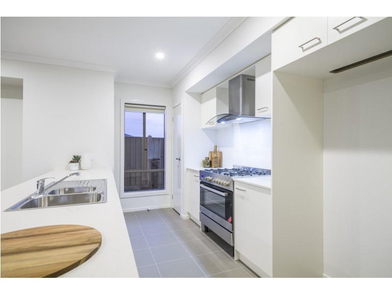 256 Dewhurst Circuit, Cranbourne East VIC 3977