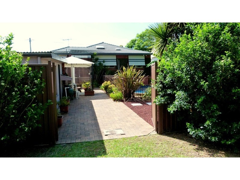 17 Clarence St, Macquarie Fields NSW 2564