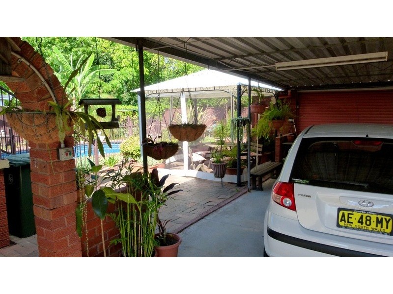 17 Clarence St, Macquarie Fields NSW 2564