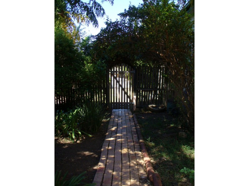 104  Belmont Rd, Glenfield NSW 2167