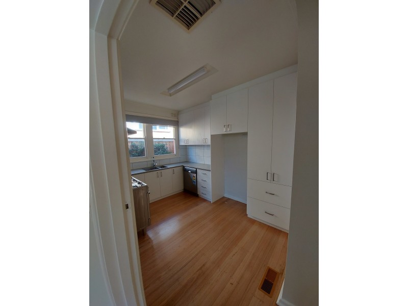 24 Clee St, Mckinnon VIC 3204