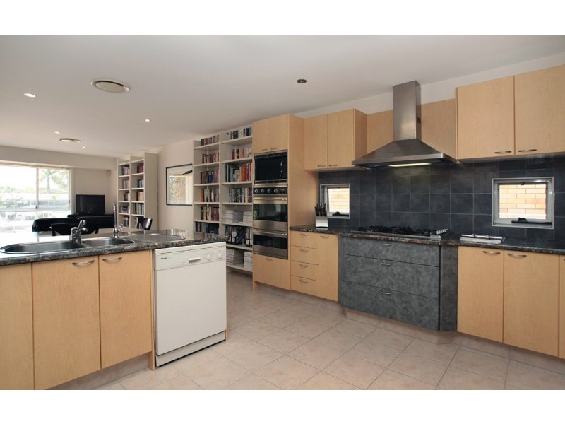 25 Rapallo Avenue, Isle Of Capri QLD 4217
