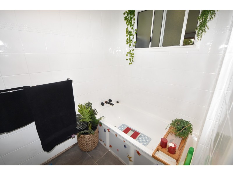 30 Oak St, Andergrove QLD 4740