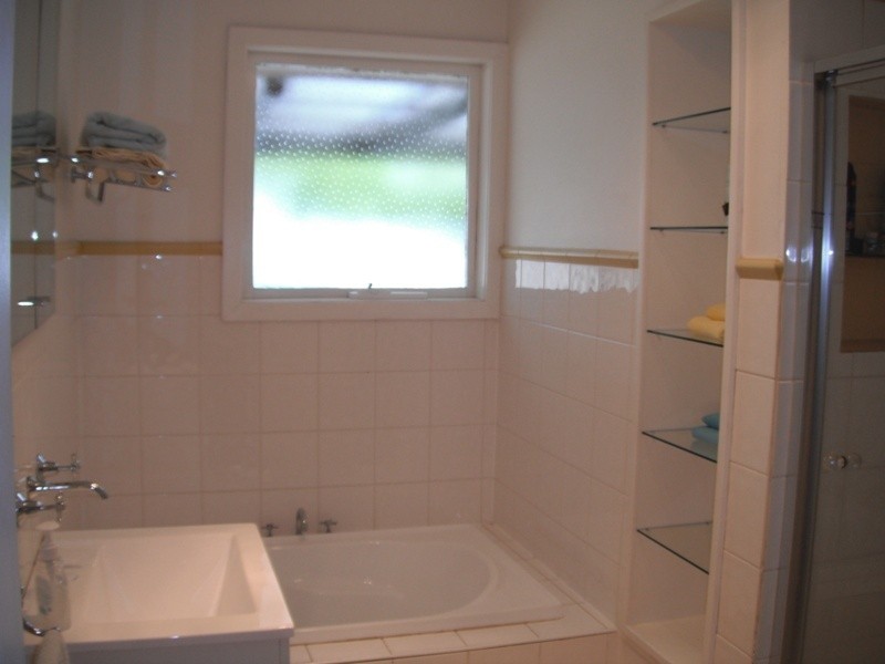 16 Longfellow Avenue, Mooroolbark VIC 3138