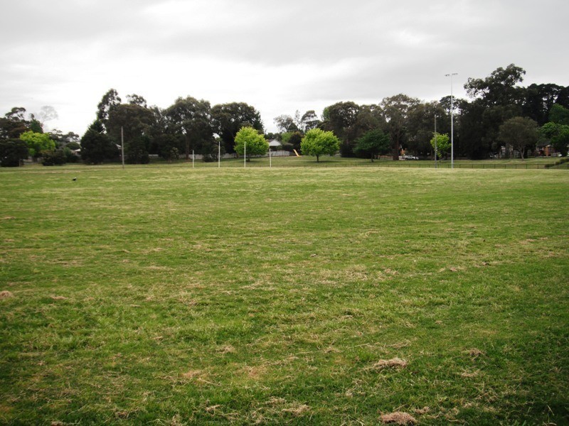 16 Longfellow Avenue, Mooroolbark VIC 3138