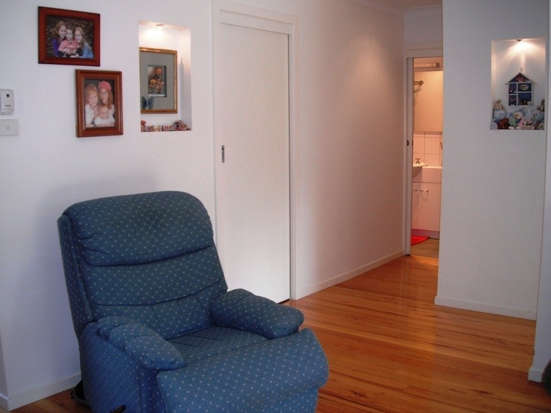 16 Longfellow Avenue, Mooroolbark VIC 3138