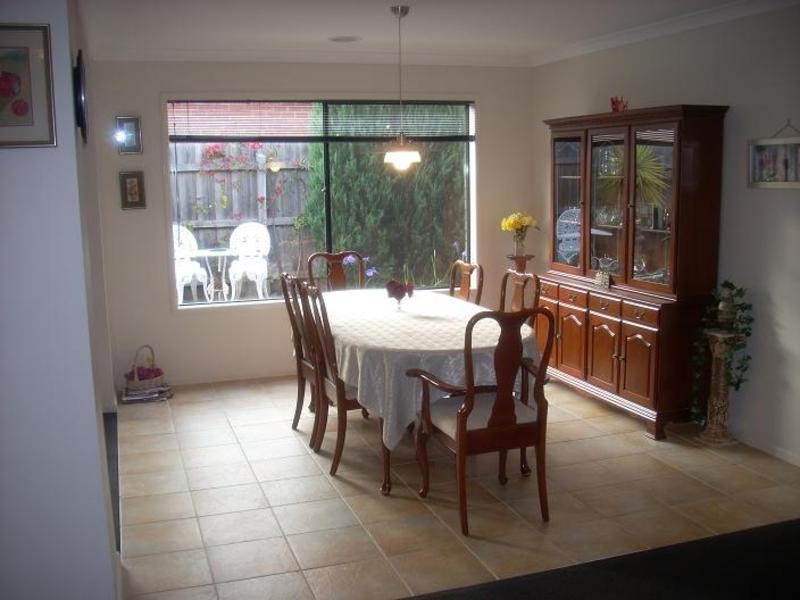 12 Ratcliffe Way, Lynbrook VIC 3975