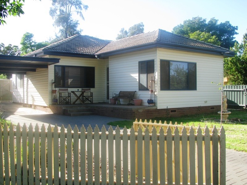 21 Nilma Ave, Mount Austin NSW 2650