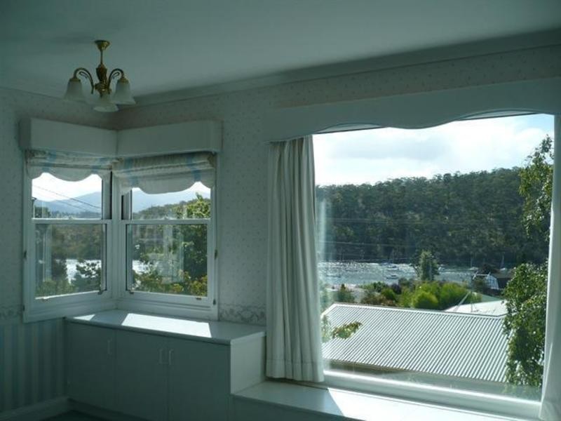 60 Derwent Avenue, Lindisfarne TAS 7015