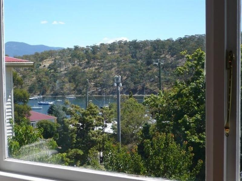 60 Derwent Avenue, Lindisfarne TAS 7015