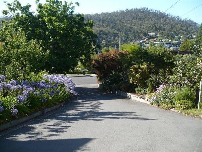60 Derwent Avenue, Lindisfarne TAS 7015