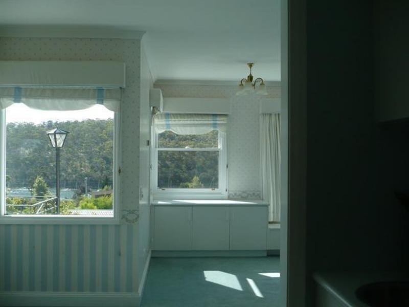 60 Derwent Avenue, Lindisfarne TAS 7015