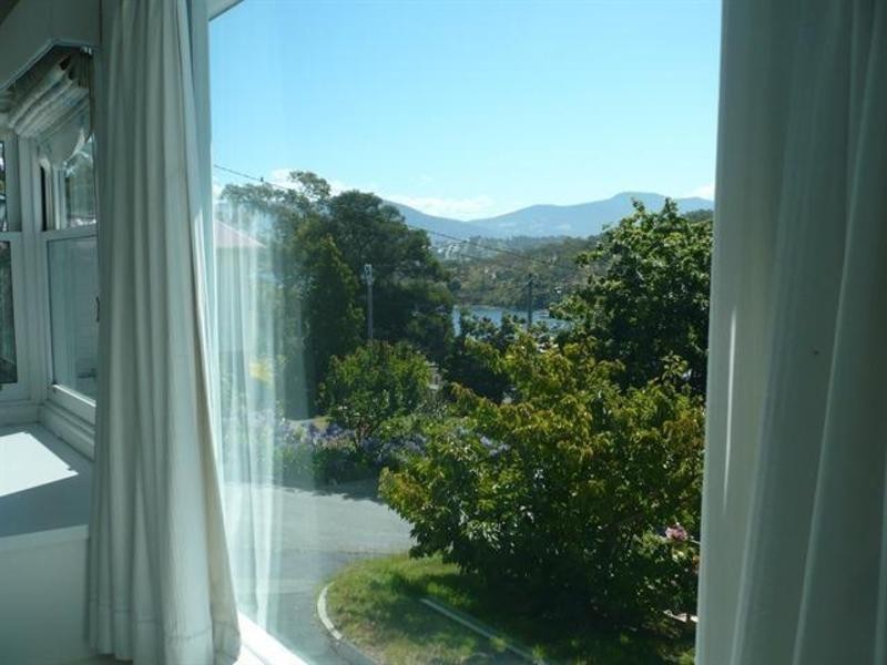 60 Derwent Avenue, Lindisfarne TAS 7015