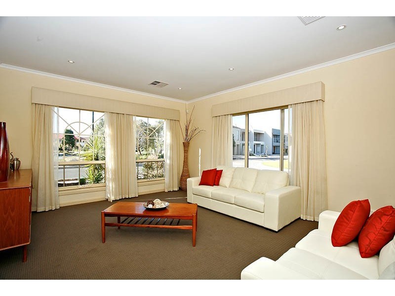 5 Weatherstone Crescent, Mawson Lakes SA 5095