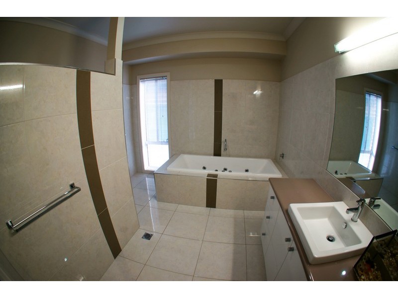 39 Kingfisher Court, East Albury NSW 2640