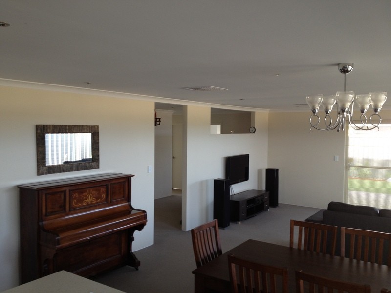 19 Sawtooth Bend, Banksia Grove WA 6031