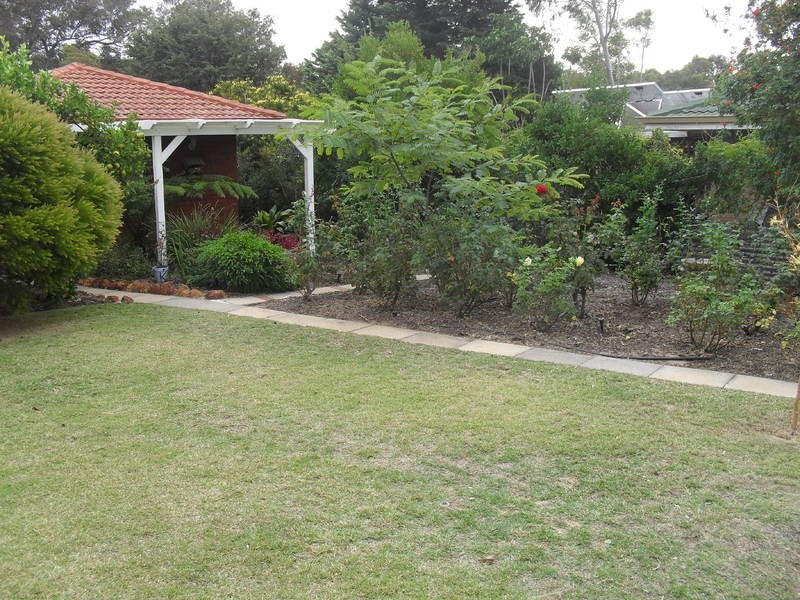 8 James Road, Kalamunda WA 6076