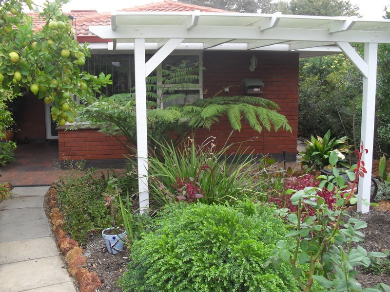 8 James Road, Kalamunda WA 6076