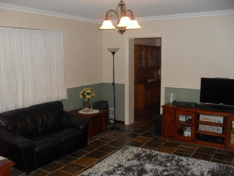 8 James Road, Kalamunda WA 6076