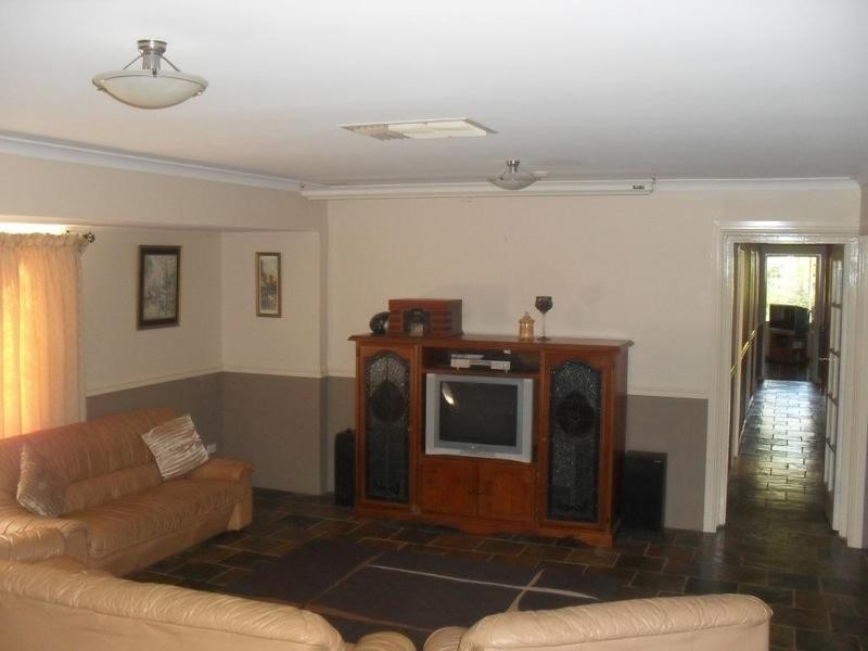 8 James Road, Kalamunda WA 6076