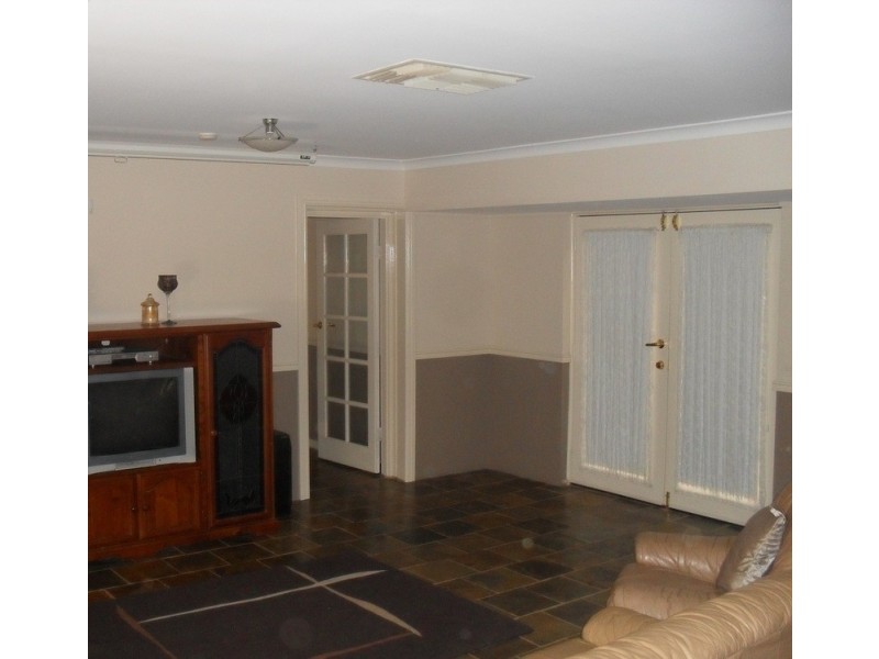 8 James Road, Kalamunda WA 6076