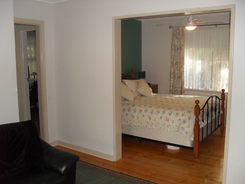 8 James Road, Kalamunda WA 6076