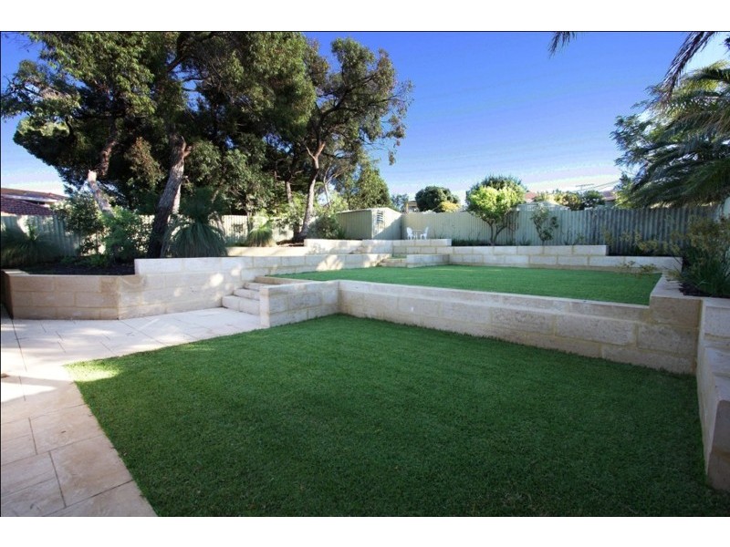 33 Gilbert Rd, Duncraig WA 6023