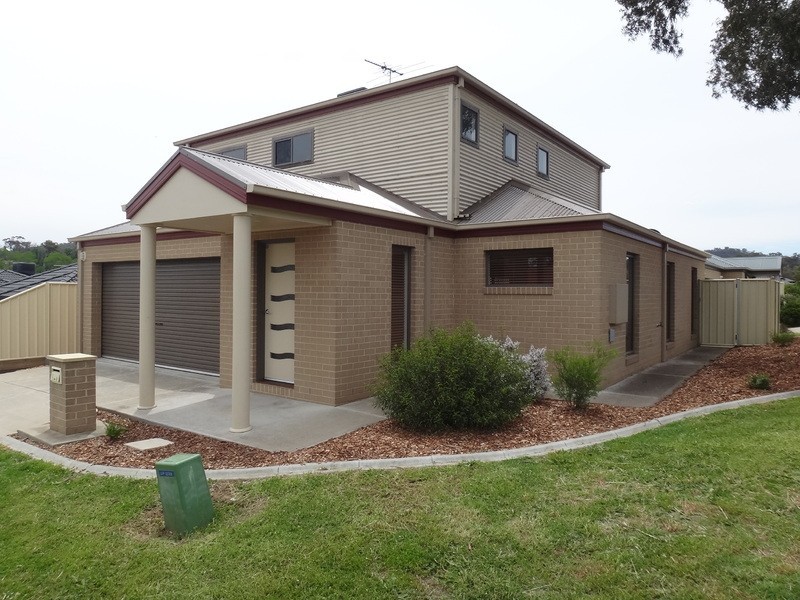 1/4 St Levans Place, Lavington NSW 2641