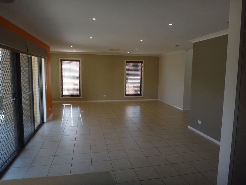 1/4 St Levans Place, Lavington NSW 2641