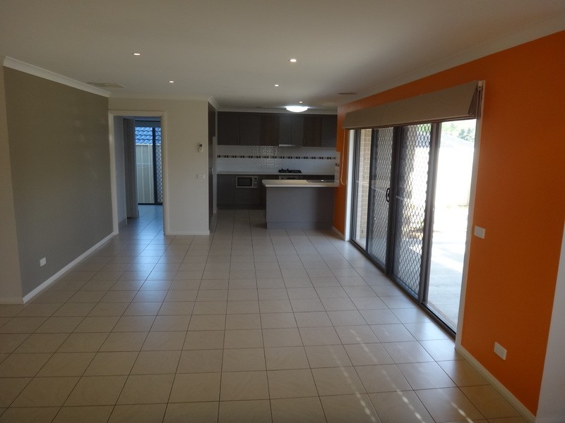 1/4 St Levans Place, Lavington NSW 2641