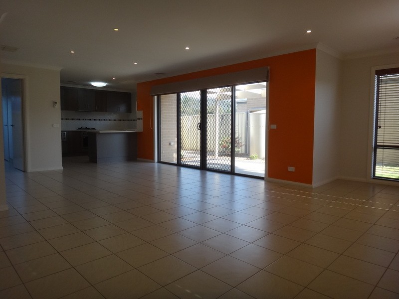 1/4 St Levans Place, Lavington NSW 2641