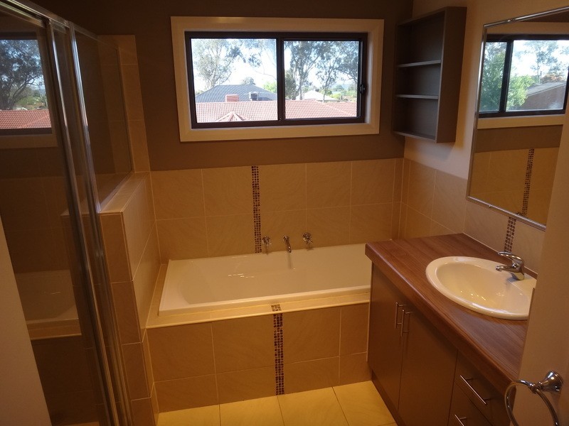 1/4 St Levans Place, Lavington NSW 2641