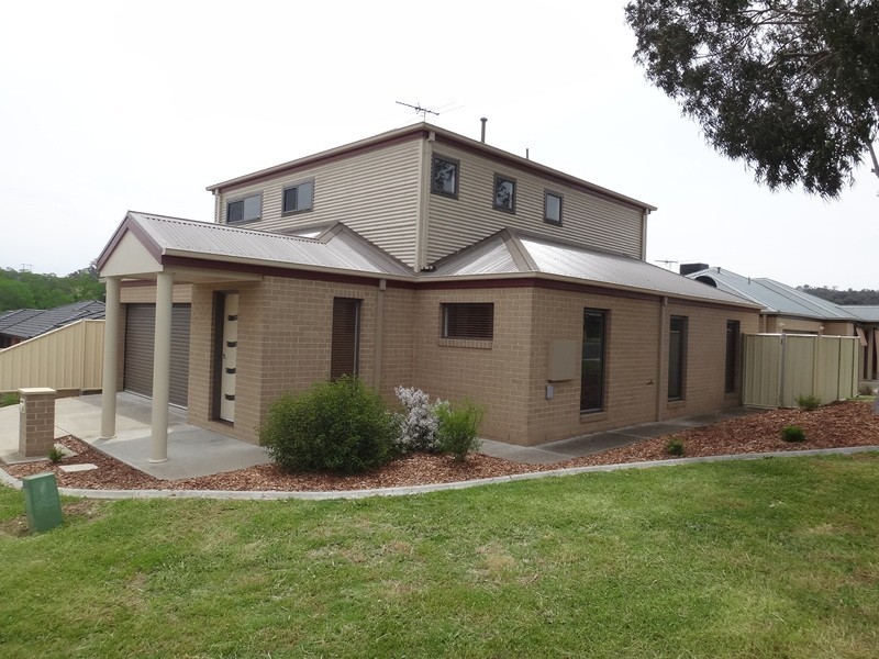 1/4 St Levans Place, Lavington NSW 2641