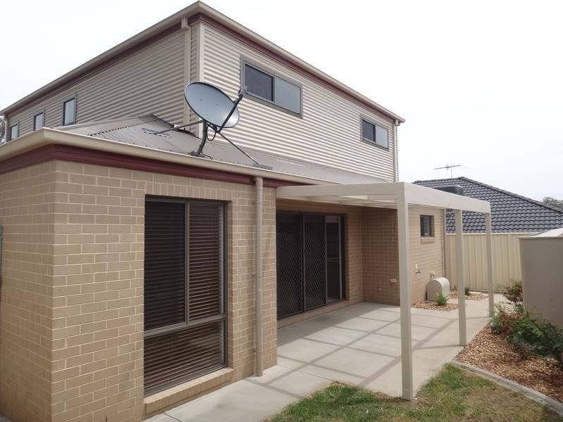 1/4 St Levans Place, Lavington NSW 2641