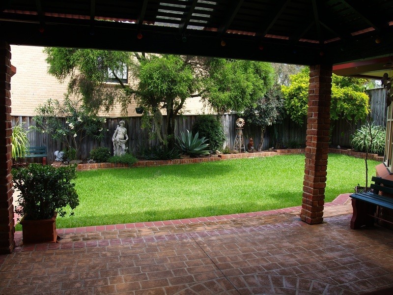 8 Gatto Place, West Hoxton NSW 2171