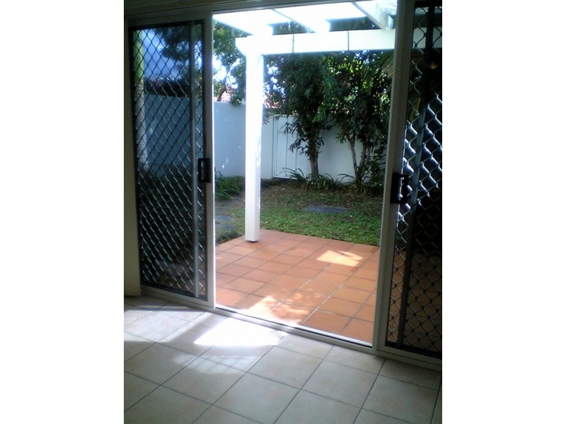 3/100 Cotlew Street East, Southport QLD 4215