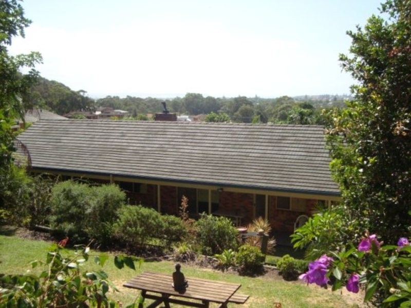 5 Yellow Box Close, Caves Beach NSW 2281