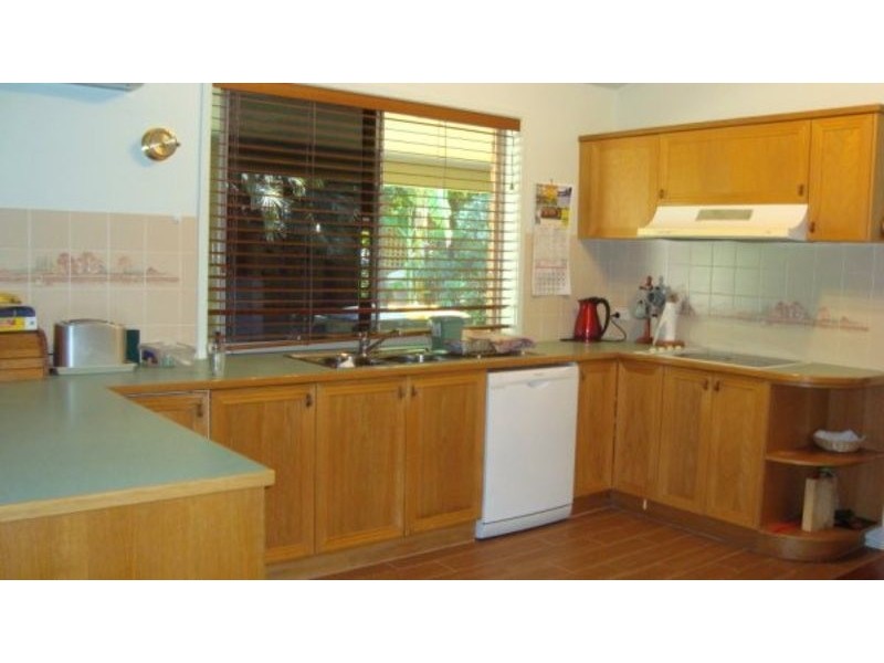 5 Yellow Box Close, Caves Beach NSW 2281