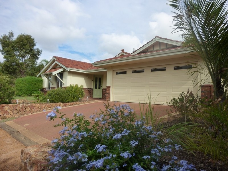 5 McPhee Court, Mundaring WA 6073
