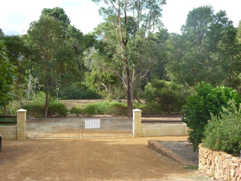 5 McPhee Court, Mundaring WA 6073