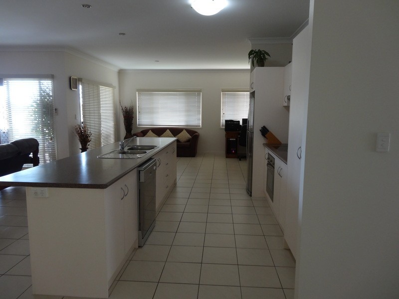 100 Emmadale Drive, New Auckland QLD 4680